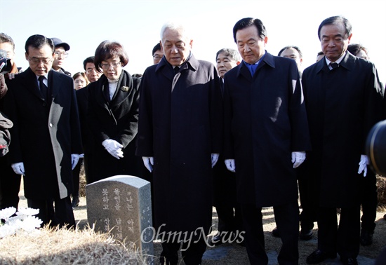 김한길 민주당 대표를 비롯한 당 지도부가 새해 평일업무 첫날인 2일 광주 북구 국립5·18민주묘지를 찾아 '안철수 신당'을 견제하는 등 세력 확장에 나섰다.