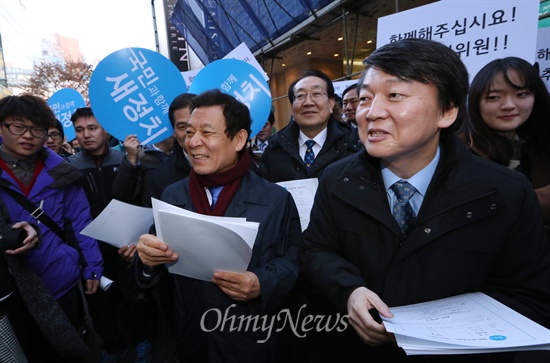 안철수 무소속 의원이 새정치추진위원회 공동위원장들과 함께 1월 2일 서울 명동에서 '펼쳐라! 새정치, 응답하라! 국민추진위' 거리 설명회를 열어 시민들에게 '새정치'에 대한 지지를 당부하고 있다. 