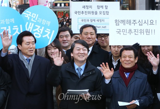 안철수 무소속 의원이 새정치추진위원회 공동위원장들과 함께 지난 2일 오후 서울 명동에서 '펼쳐라! 새정치, 응답하라! 국민추진위' 거리 설명회를 열어 시민들에게 '새정치'에 대한 지지를 당부하고 있다. 