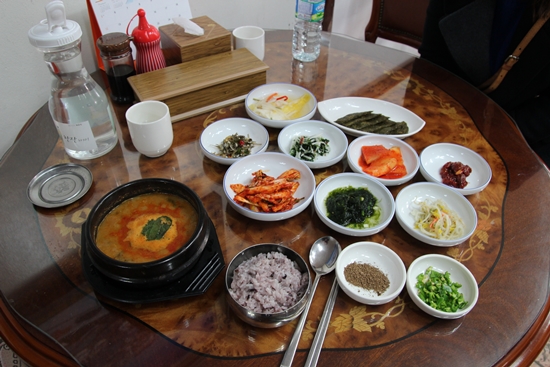 맛의 고장 남도의 음식답게 생선국밥의 상차림이 근사하다. 
