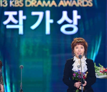  2013 KBS 연기대상에서 작가상을 수상한 <왕가네 식구들>의 문영남 작가