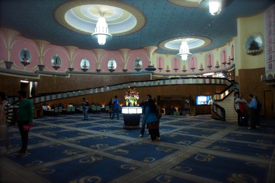 '왕의 궁전'이라는 뜻의 라즈만디르는 그 이름만큼이나 웅장하게 지어진 영화관이다. 은은한 조명. 레드 카펫. 클래식한 음악. 멋진 겉모습처럼 내부도 고상하다.
