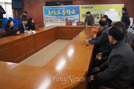  대구 포산고등학교 김호경 교장은 전교조대구지부, 10월항쟁유족회, 정신대할머니모임 등이 항의방문한 가운데 교학사 한국사 교과서를 채택하지 않기로 했다.