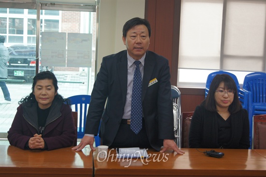  포산고 김효경 교장이 3일 오전 학교를 방문한 시민단체 관계자들에게 교학사 한국사 교과서를 채택한 경위에 대해 사과하고 있다. 