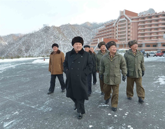 북한 김정은 국방위원회 제1위원장이 완공된 마식령 스키장을 둘러보는 모습을 2013년 12월 31일 조선중앙통신이 보도했다.