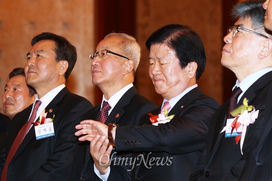 현오석-김중수-신제윤 경제수장 총출동 현오석 경제부총리와 김중수 한국은행 총재, 신제윤 금융위원장 등이 3일 오후 서울 중구 소공동 롯데호텔에서 열린 범금융기관 신년인사회에 나란히 참석하고 있다.