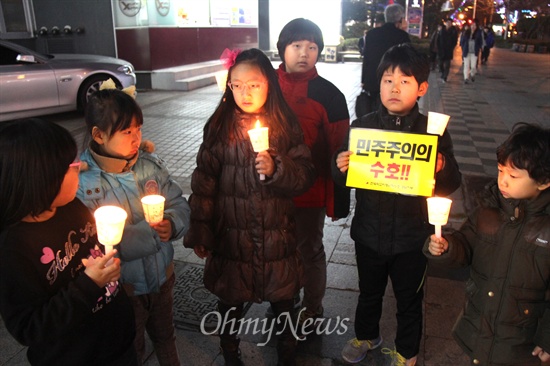 경남비상시국회의 새해 처음으로 3일 저녁 창원 정우상가 앞에서 연 ‘민주주의 수호 촛불문화제’에 참석한 어린이들이 촛불을 들어 보이고 있다.