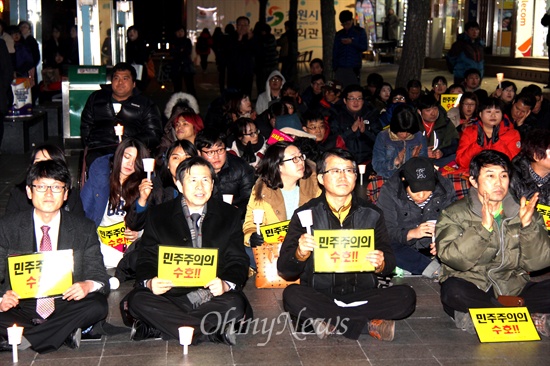 경남비상시국회의 새해 처음으로 3일 저녁 창원 정우상가 앞에서 연 ‘민주주의 수호 촛불문화제’에 참석한 시민들이 촛불을 들고 구호를 외치고 있다.