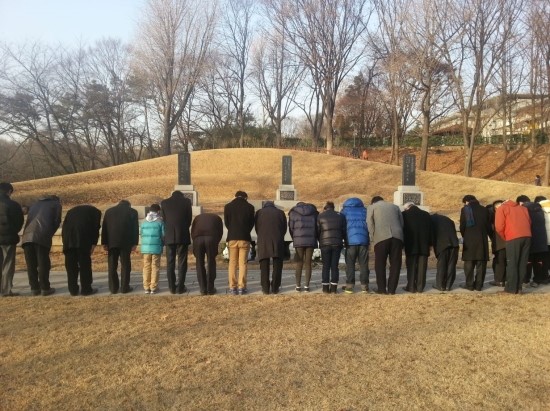 2014년 1월 1일, 새해를 맞아 시민들이 효창원을 참배하였다. 사진은 이동녕, 조성환, 차리석 선생이 잠들어 계신 임정요인 묘역을 참배하는 사진.