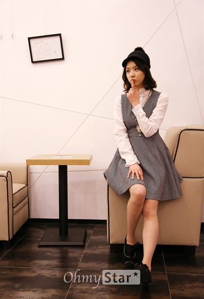  배우 사희가 31일 오후 서울 청담동의 한 카페에서 귀여운 모습을 보여주고 있다.  