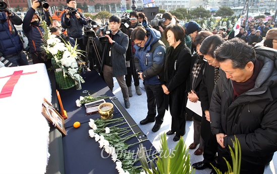 고 이남종 열사 영결식 참석한 민주당 의원 민주당 우원식, 박영선, 남윤인순, 양승조, 정청래 의원이 헌화한 뒤 고인의 넋을 위로하고 있다.