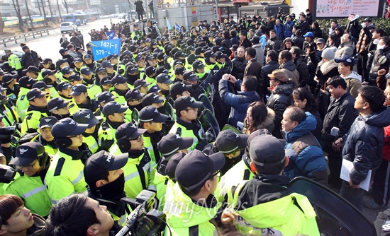 고 이남종 열사 운구행렬 막는 경찰 4일 오전 서울 중구 서울역 광장에서 '고 이남종 열사 영결식'을 마친 시민들이 고인의 운구행렬을 뒤 따라가자, 경찰들이 이를 막고 있다. 