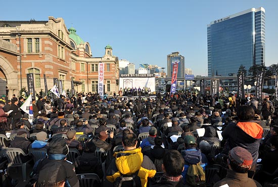 고 이남종씨의 유가족과 시민등 약 1천여명(경찰 추산 400명)이 모인 가운데 4일 오전 서울역 광장에서 '고 이남종 열사 민주시민장 영결식'이 거행됐다.