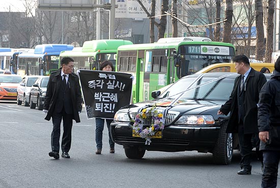 영결식이 끝난후 고 이남종씨의 유해를 실은 운구차량이 남대문경찰서로 향하고 있다.