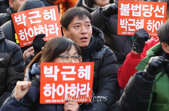  4일 오후 서울 중구 서울시청앞 서울광장에서 열린 '박근혜 퇴진·민영화 저지·노동탄압 분쇄 민주노총 결의대회'에서 학생과 노동자, 시민들이 박근혜 정권의 민주노조운동 말살 정책을 규탄하며 '박근혜 하야하라'고 적힌 손피켓을 들어보이고 있다.