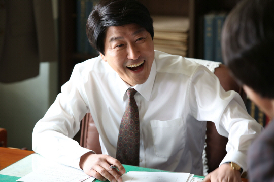  영화 <변호인>은 '속물변호사' 송우석이 '인권변호사'로 변모해가는 과정을 보여준다.
