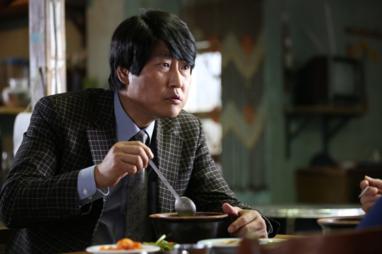  영화 <변호인>에서 돼지국밥을 먹고 있는 송우석 변호사.  