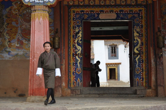 부탄 전통복장을 입고 있다. 그는 부탄 왕립자연보호 협회에서 NGO로 활동하고 있다.