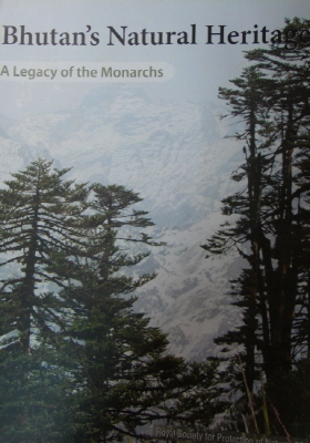 도르지가 기자에게 준 '부탄의 자연유산'. 부탄왕립자연보호 협회에서 발간한 책으로 부탄의 자연유산을 어떻게 관리하고 있는지 상세하게 기술하고 있다.