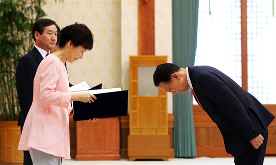 김기춘 신임 대통령 비서실장이 2013년 8월 8일 청와대에서 열린 비서실장 및 수석비서관 임명장 수여식에서 박근혜 대통령에게 고개숙여 인사하고 있는 모습. 