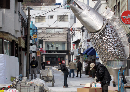프랑스 설치미술가 아트북콜렉티브가 김윤환총감독이 제공한 아이디어로 2013.2월 제작 설치한 이중섭물고기 조형물입니다. 2014년 2월 21일 완공을 앞두고 보도블럭 공사와 예술간판 설치를 위한 마무리 공사가 진행중입니다.