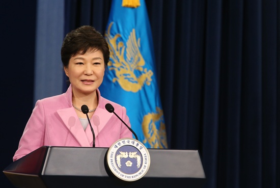 박근혜 대통령이 1월 6일 오전 청와대 춘추관에서 취임 후 첫 신년 내외신 기자회견을 갖고 집권 2년차 국정운영 구상을 발표하고 있다. 이 자리에서 박 대통령은 "통일은 대박"이라고 말했다. 