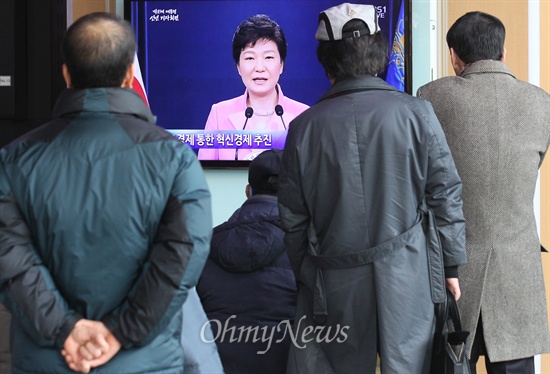 6일 오전 서울 중구 서울역 대합실에서 시민이 TV 모니터를 통해 박근혜 대통령 신년구상 발표 및 기자회견 생중계를 지켜보고 있다.