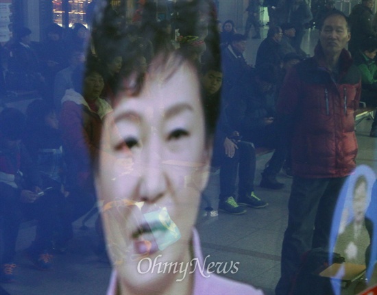 지난 6일 오전 서울 중구 서울역 대합실에서 시민이 TV 모니터를 통해 박근혜 대통령 신년구상 발표 및 기자회견 생중계를 지켜보고 있다.