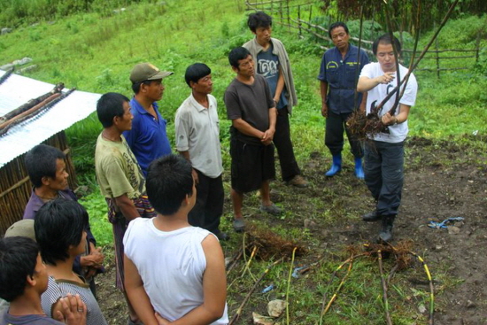 부탄의 마을사람들에게 나무 심기를 설명하고 있는 도르지