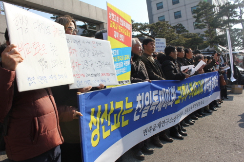 전북지역 시민사회단체들은 6일 오후 상산고 앞에서 기자회견을 열고 역사왜곡 및 오류 논란을 빚고 있는 교학사 역사교과서 채택 철회를 요구했다. 