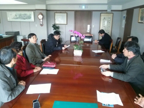 전북지역 시민사회단체들과 상산교 교장이 교장실에서 면담을 진행했다.