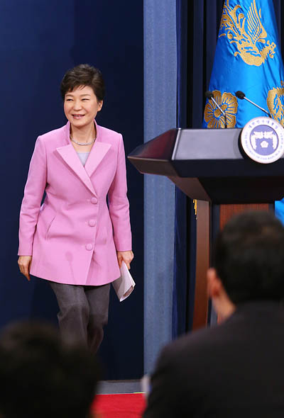 박근혜 대통령이 취임 후 첫 신년 내외신 기자회견을 하기 위해 지난 6일 오전 청와대 춘추관 기자회견장으로 입장하고 있다. 