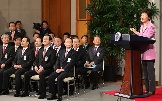박근혜 대통령이 6일 오전 청와대 춘추관에서 취임 후 첫 신년 내외신 기자회견을 갖고 집권 2년차 국정운영 구상을 발표하고 있다. 