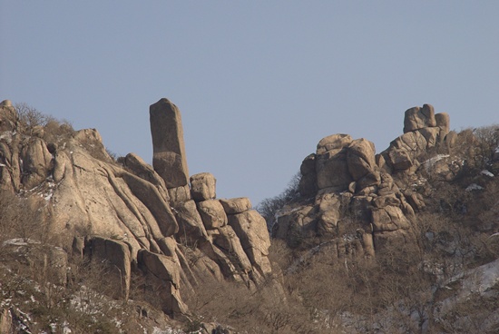 스님과 눈이 마주치는 순간, 제 머리는 이미 산 내려갈 길을 더듬고 있었습니다. 경업대에서 바라본 모습입니다.