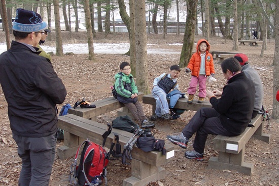 막내가 공연을 합니다. 판소리 한마당이 펼쳐졌습니다. 문장대에서 만난 등산객들이 배낭 속에서 맛있는 음식을 꺼내 놓습니다. 세상에 공짜는 없습니다.