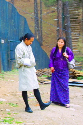 부탄 전통의상 고Gho와 키라Kira를 입고 있는 쉐리와 치미. 무척 우아하고 단정해 보인다. 