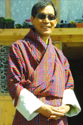 부탄 전통의상 고를 입은 기자의 모습
