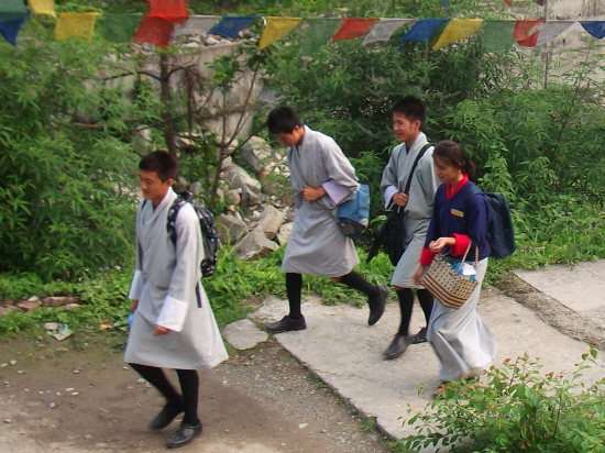 부탄 전통의상을 입은 학생들