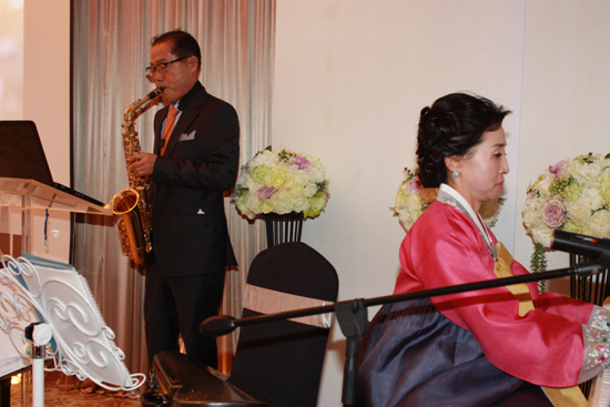 딸의 결혼식 피로연에서 아빠의 색소폰과 엄마의 피아노로 프랭크 시나트라의 마이웨이(My Way)를 연주하는 오문수 기자님과 부인의 모습.