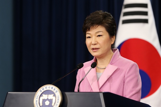 박근혜 대통령이 1월 6일 오전 청와대 춘추관에서 취임 후 첫 신년 내외신 기자회견을 갖고 집권 2년차 국정운영 구상을 발표하고 있다. 이날 박 대통령은 "통일은 대박"이라는 발언을 했다.