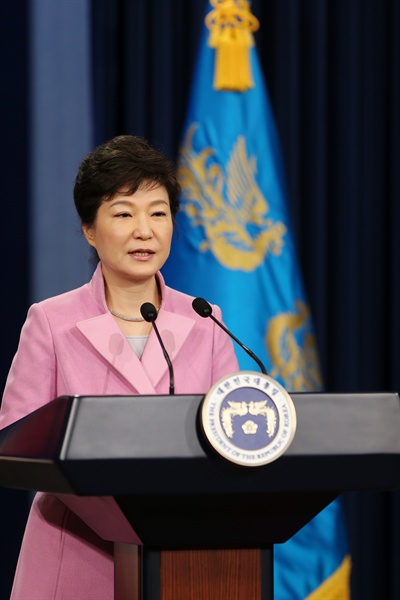 박근혜 대통령이 6일 오전 청와대 춘추관에서 취임 후 첫 신년 내외신 기자회견을 갖고 집권 2년차 국정운영 구상을 발표하고 있다.