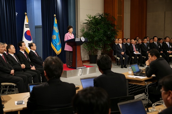 박근혜 대통령이 6일 오전 청와대 춘추관에서 취임 후 첫 신년 내외신 기자회견을 갖고 집권 2년차 국정운영 구상을 발표한 후 기자들의 질문에 답하고 있다. 