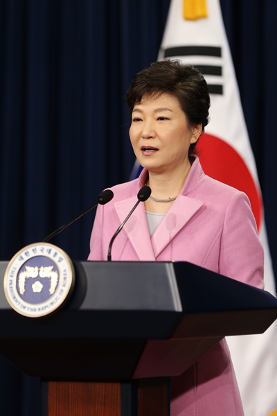 박근혜 대통령이 2014년 1월 6일 오전 청와대 춘추관에서 취임 후 첫 신년 내외신 기자회견을 갖고 집권 2년차 국정운영 구상을 발표하고 있다. 당시 "통일은 대박"이라고 발언한 것이 많은 화제를 불러왔다.