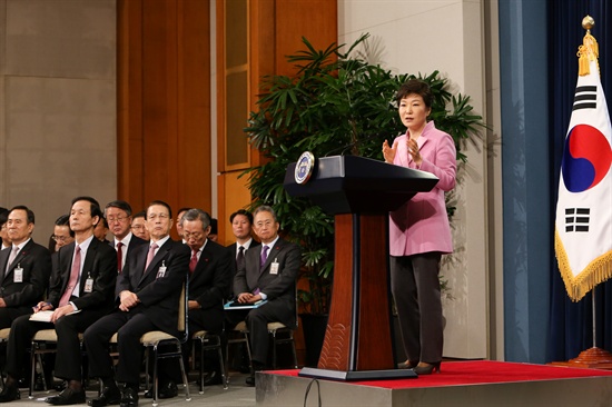 박근혜 대통령이 6일 오전 청와대 춘추관에서 취임 후 첫 신년 내외신 기자회견을 갖고 집권 2년차 국정운영 구상을 발표하고 있다.