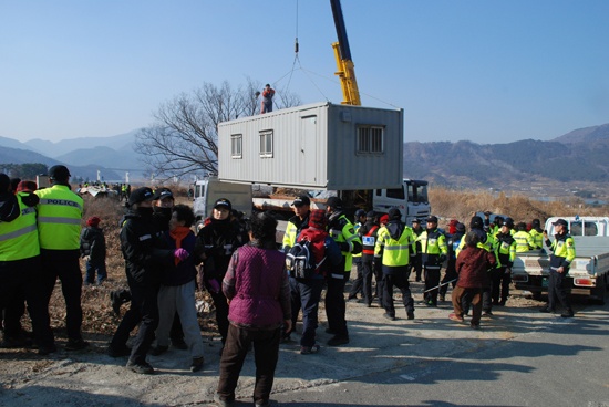  지난 6일 밀양시 상동면 도곡리 고답마을에서 경찰과 주민간의 충돌이 발생했다.  