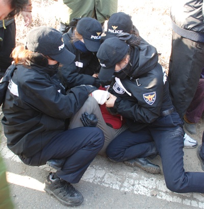 지난 6일 밀양시 상동면 도곡리 고답마을에서 경찰과 주민간의 충돌이 발생했다.  