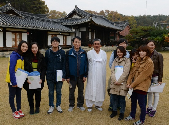  학봉종택은 口자형 정침과 사당, 유물을 보관하는 운장각 등 100여칸으로 지어졌는데, 김종길 종손은 종택을 찾아오는 이는 누구나 정성을 다해 맞이한다.