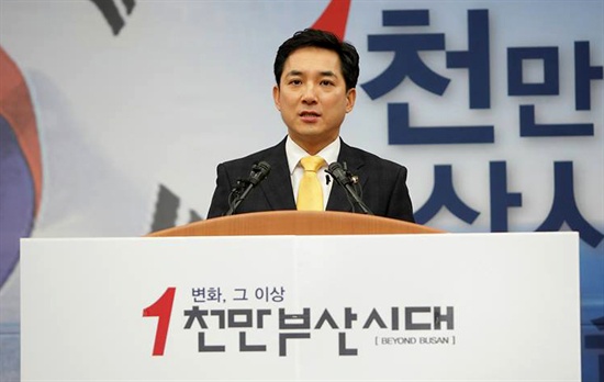 박민식 새누리당 의원(부산 북강서갑)이 7일 오전 부산시의회에서 부산시장 선거 출마를 알리는 기자회견을 열었다. 