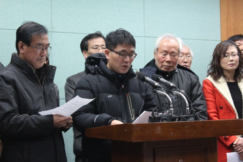 전북지역 시민사회단체들이 7일 전북도의회 브리핑룸에서 상산교 교학사 교과서 채택 철회 환영 기자회견을 가졌다.