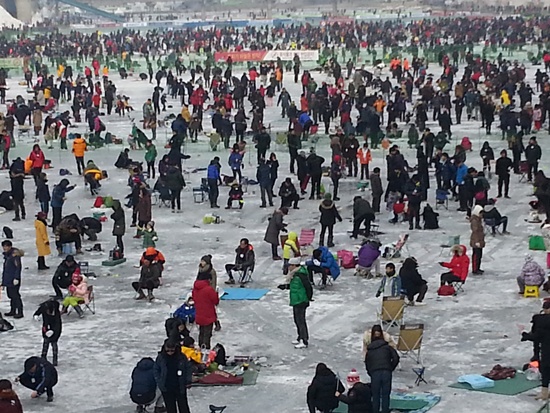 얼음나라 화천 산천어축제, 개막 2일만에 25만 명이 넘는 관광객이 참여했다. 